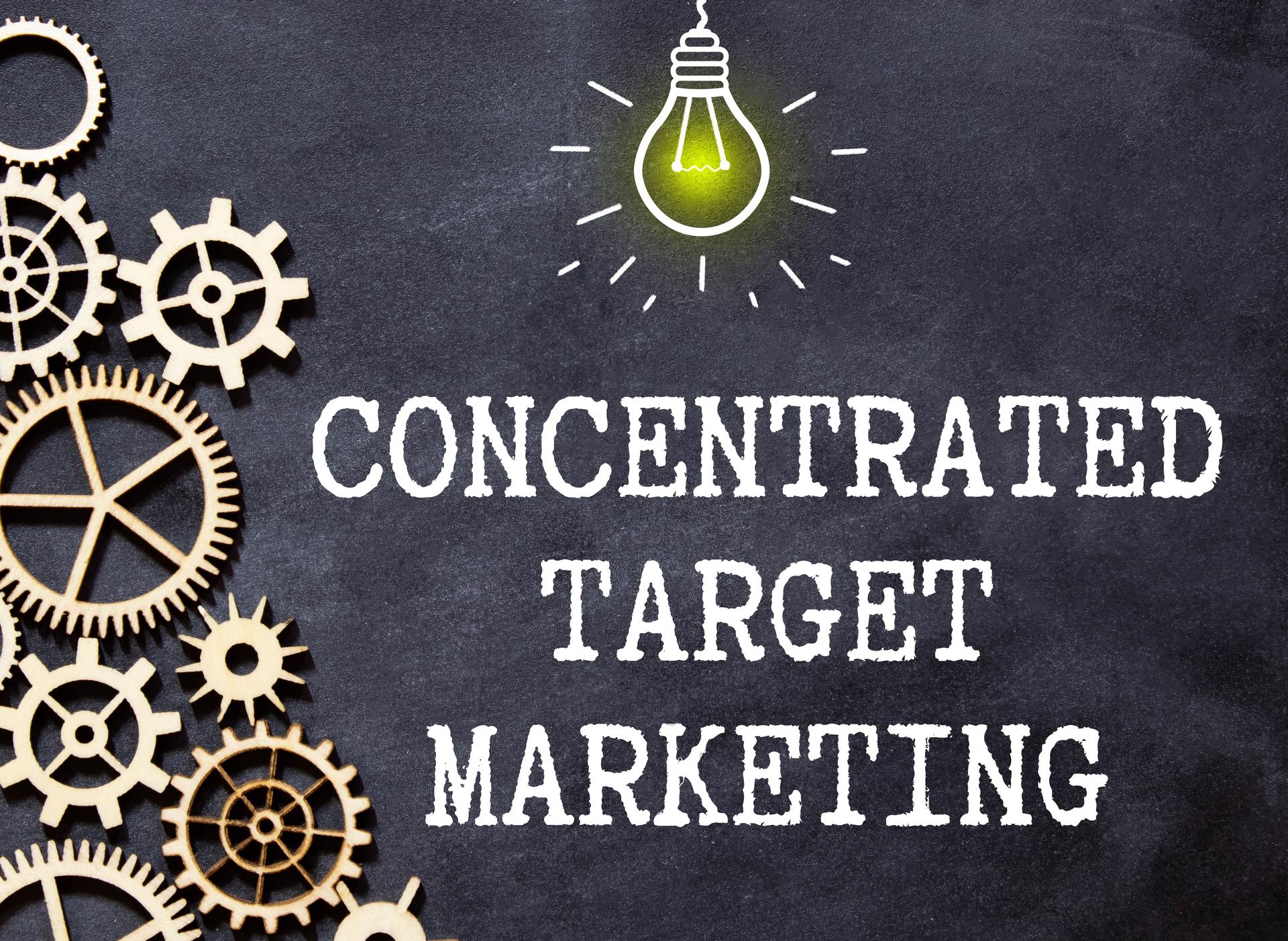 Lettrage Target Marketing concentré sur fond noir, ampoule et engrenages