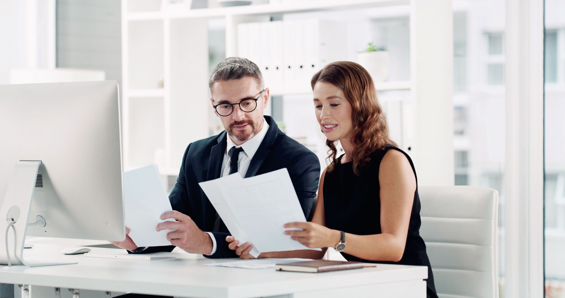 Coworking, conseils et hommes d’affaires avec document pour rapport, ordinateur et discussion sur le projet. Paperasse, planification et brainstorming avec la femme, le mentor et le manager pour l’examen des propositions au bureau