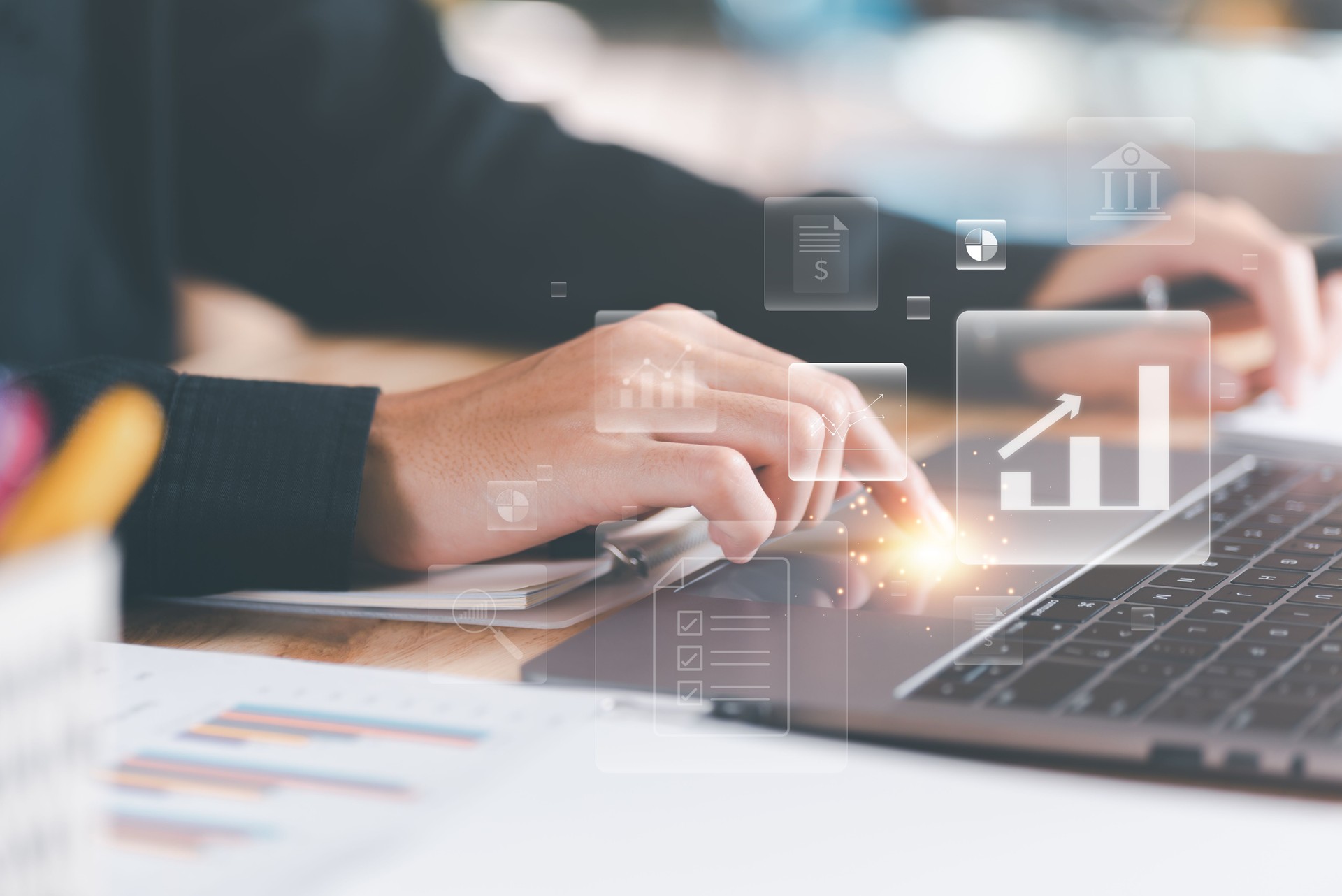 Les gens d’affaires lisent des rapports graphiques de statistiques d’entreprise, pour analyser et améliorer la stratégie d’entreprise, gérer les documents financiers et marketing, mettre à jour les comptes budgétaires annuels, les données de cr