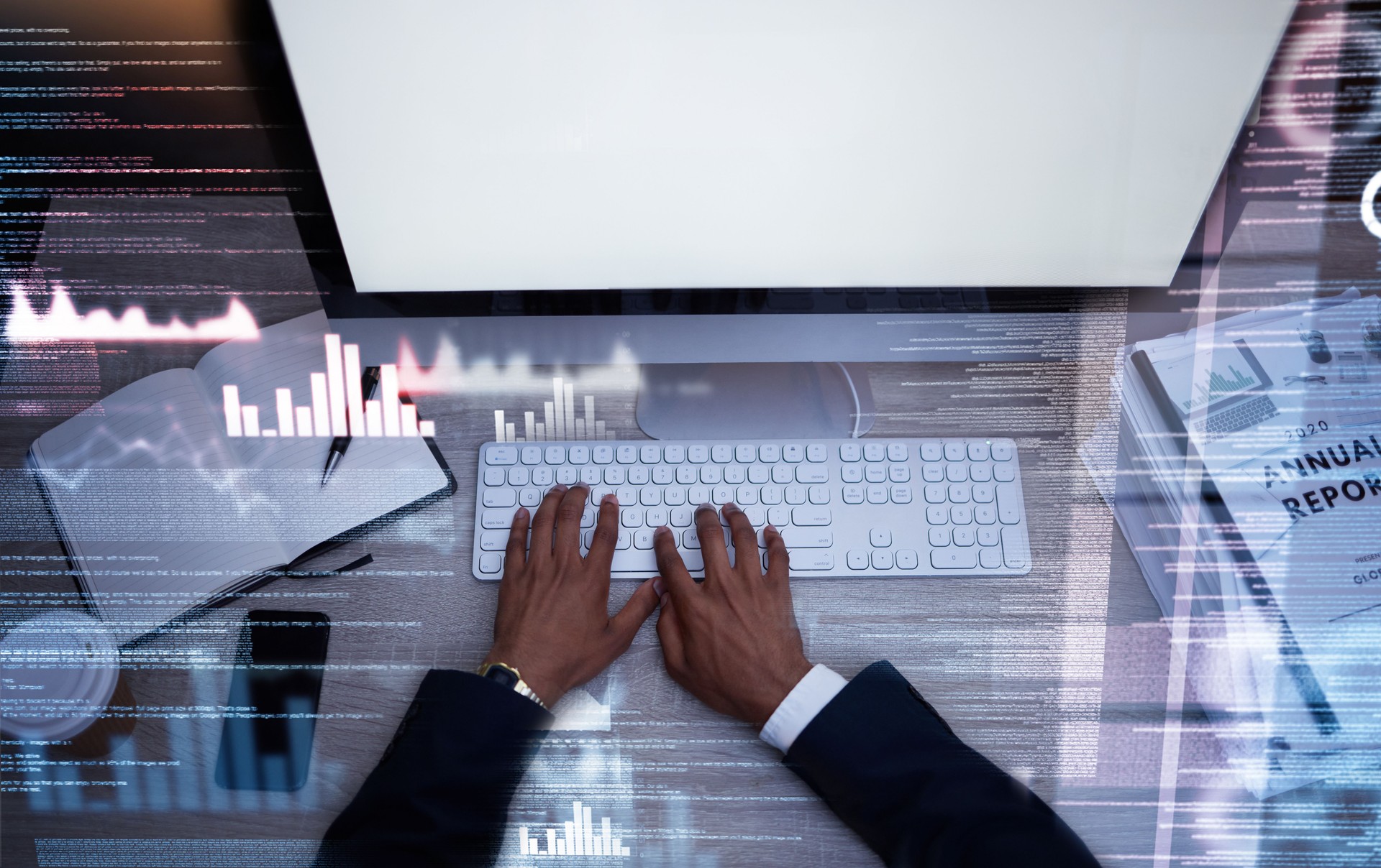 Mains, clavier et saisie à l’écran, maquette et fintech et transformation numérique, code et superposition futuriste. Analyse, graphique et nuit de travail avec informatique, support technique et homme d’affaires avec ordinateur