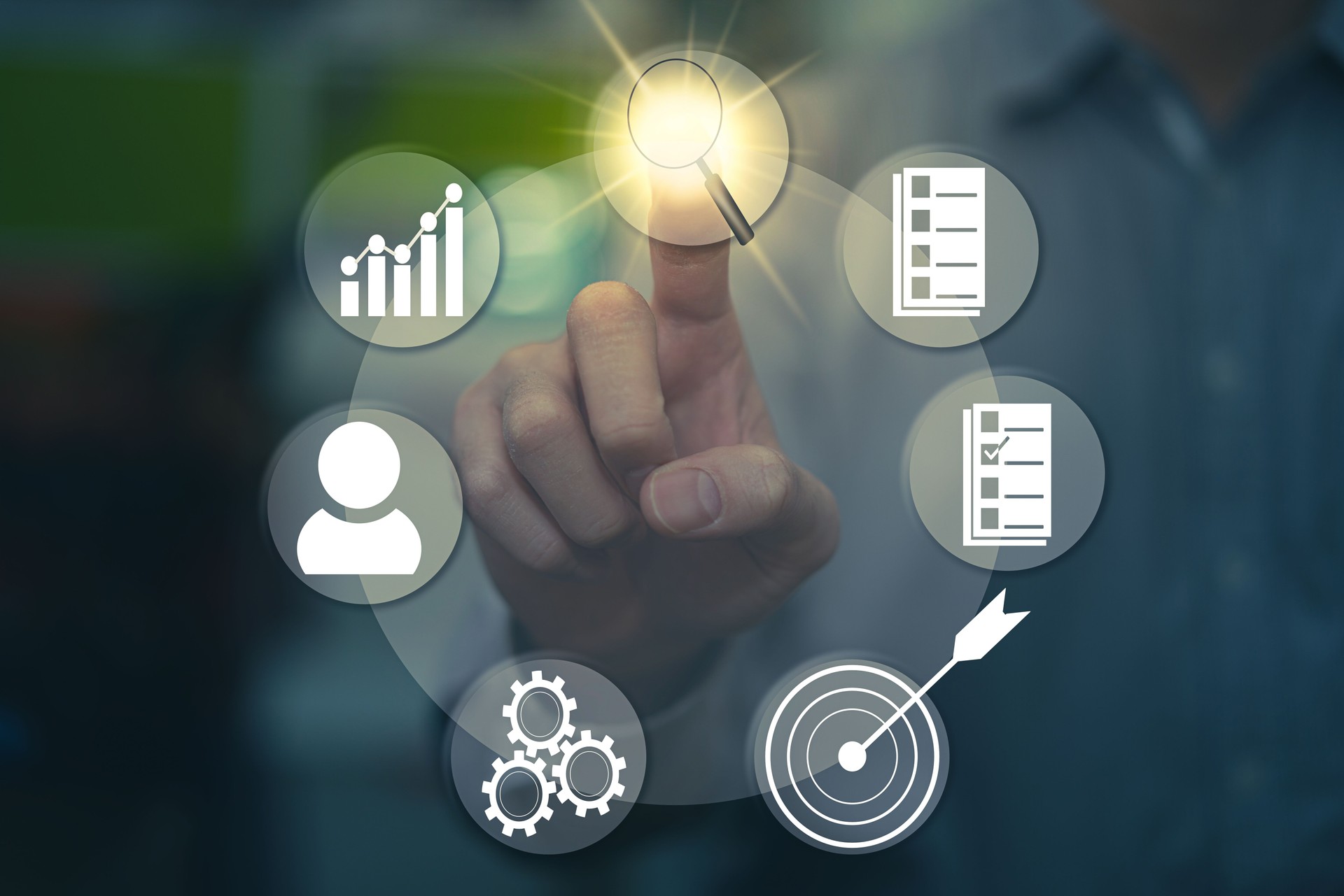 homme d’affaires doigt choisir cible fléchette objectif option bouton amoung grae graphique graphique et objectif stratégie de succès atteindre le moyen en utilisant la technologie dans la concurrence marketing et de grandes performances